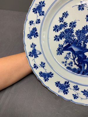 A Chinese blue and white dish with floral design, Kangxi mark and of the period — photo 8