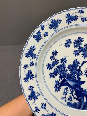 A Chinese blue and white dish with floral design, Kangxi mark and of the period — photo 9