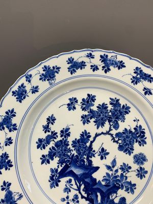 A Chinese blue and white dish with floral design, Kangxi mark and of the period — photo 10
