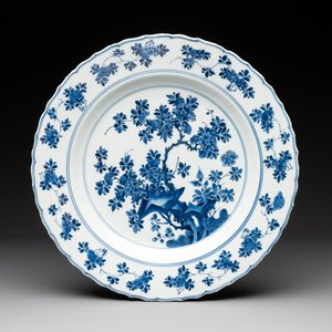 A Chinese blue and white dish with floral design, Kangxi mark and of the period — photo 1