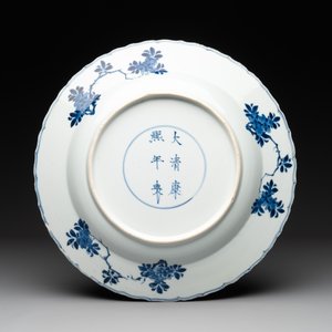 A Chinese blue and white dish with floral design, Kangxi mark and of the period — photo 2