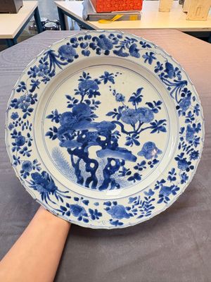 A Chinese blue and white dish with floral design, Kangxi mark and of the period — 照片 1