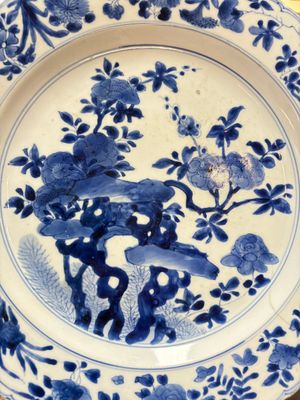 A Chinese blue and white dish with floral design, Kangxi mark and of the period — 照片 2