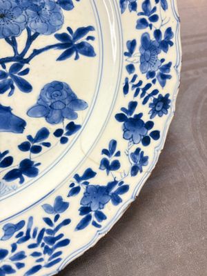 A Chinese blue and white dish with floral design, Kangxi mark and of the period — 照片 3
