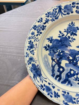 A Chinese blue and white dish with floral design, Kangxi mark and of the period — 照片 4