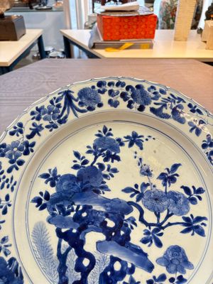 A Chinese blue and white dish with floral design, Kangxi mark and of the period — 照片 5