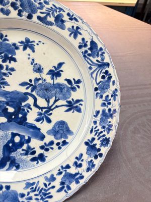 A Chinese blue and white dish with floral design, Kangxi mark and of the period — 照片 6