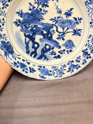 A Chinese blue and white dish with floral design, Kangxi mark and of the period — 照片 7