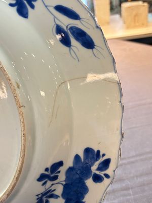 A Chinese blue and white dish with floral design, Kangxi mark and of the period — 照片 10