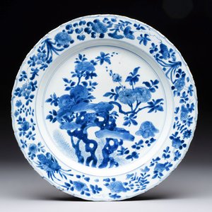 A Chinese blue and white dish with floral design, Kangxi mark and of the period — 照片 1