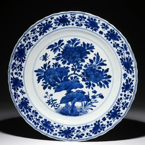 A Chinese blue and white dish with floral design, Kangxi mark and of the period — photo 1
