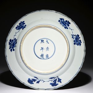 A Chinese blue and white dish with floral design, Kangxi mark and of the period — photo 2