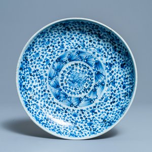 A Chinese blue and white dish with floral design, Ming — photo 1