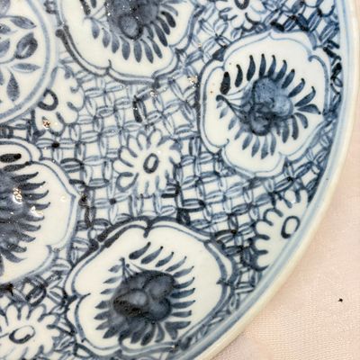 A Chinese blue and white dish with floral design — foto 9