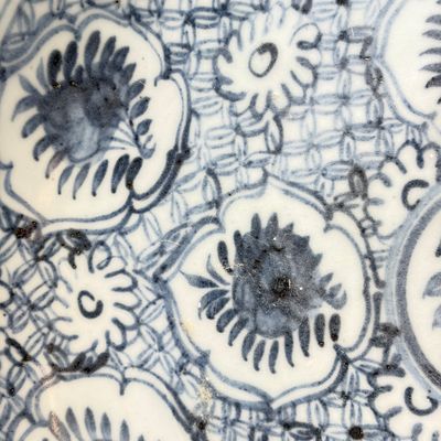 A Chinese blue and white dish with floral design — foto 10