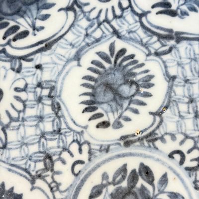 A Chinese blue and white dish with floral design — foto 11