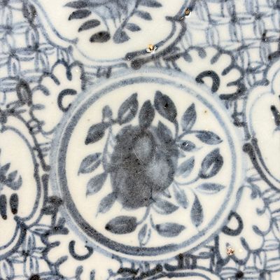 A Chinese blue and white dish with floral design — foto 12