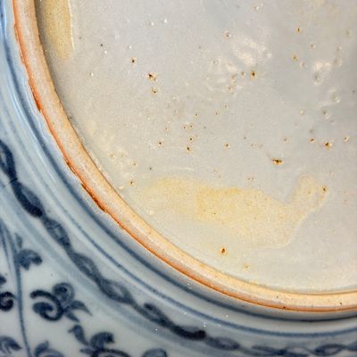 A Chinese blue and white dish with floral design — foto 15