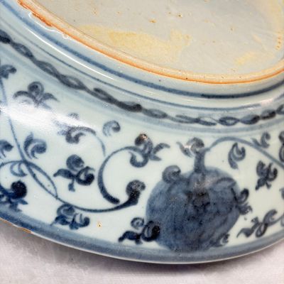 A Chinese blue and white dish with floral design — foto 18