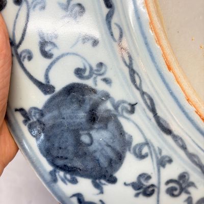 A Chinese blue and white dish with floral design — foto 19