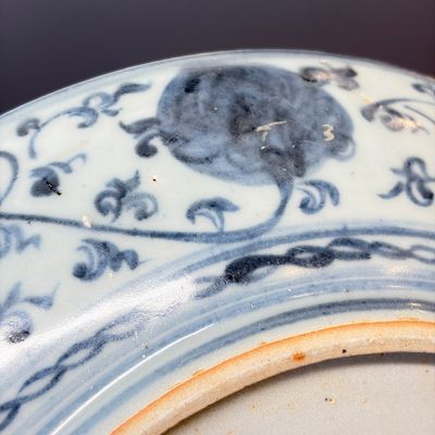 A Chinese blue and white dish with floral design — foto 20