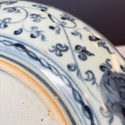 A Chinese blue and white dish with floral design — foto 21