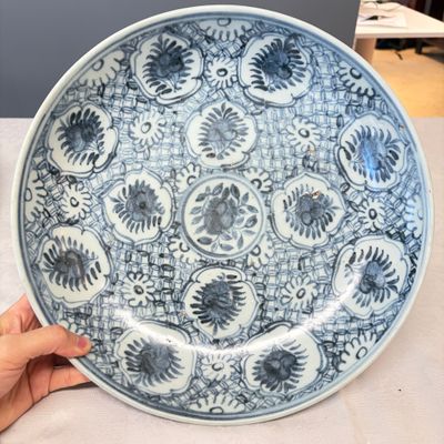 A Chinese blue and white dish with floral design — foto 1