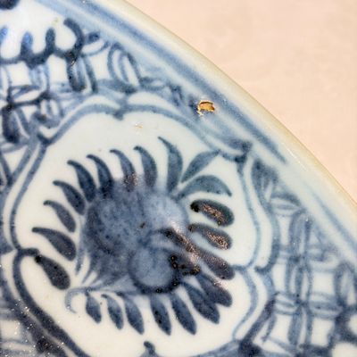 A Chinese blue and white dish with floral design — foto 2