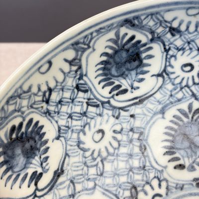A Chinese blue and white dish with floral design — foto 5