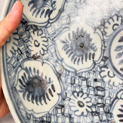A Chinese blue and white dish with floral design — foto 6