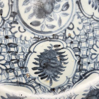 A Chinese blue and white dish with floral design — foto 7