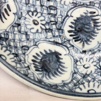 A Chinese blue and white dish with floral design — foto 8