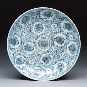 A Chinese blue and white dish with floral design — foto 1