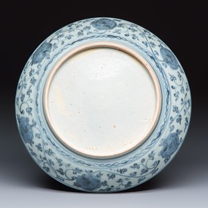 A Chinese blue and white dish with floral design — foto 2