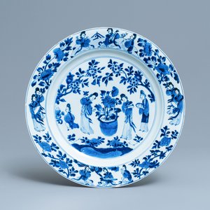 A Chinese blue and white dish with ladies around a jardinière, Kangxi — 照片 1