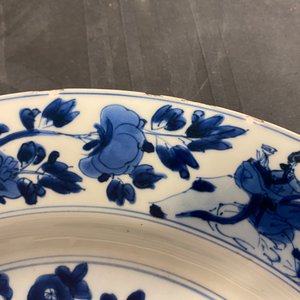 A Chinese blue and white dish with ladies around a jardinière, Kangxi — 照片 12