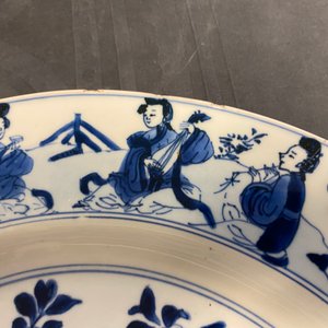 A Chinese blue and white dish with ladies around a jardinière, Kangxi — 照片 13