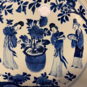 A Chinese blue and white dish with ladies around a jardinière, Kangxi — 照片 14