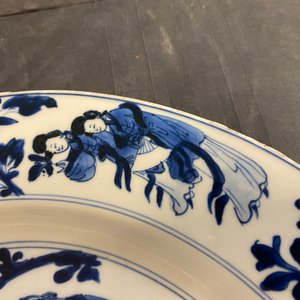 A Chinese blue and white dish with ladies around a jardinière, Kangxi — 照片 5