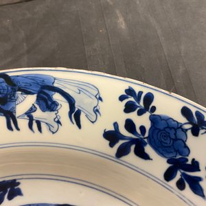 A Chinese blue and white dish with ladies around a jardinière, Kangxi — 照片 6