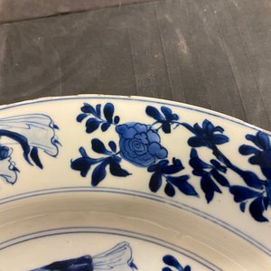A Chinese blue and white dish with ladies around a jardinière, Kangxi — 照片 7