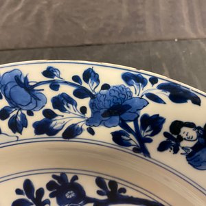 A Chinese blue and white dish with ladies around a jardinière, Kangxi — 照片 4