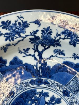 A Chinese blue and white dish with landscape and floral panels, Kangxi — 照片 6