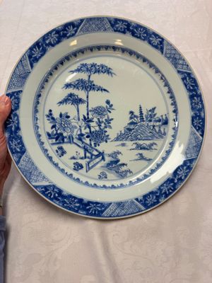A Chinese blue and white dish with landscape design, Qianlong — photo 1