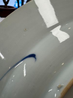 A Chinese blue and white dish with landscape design, Qianlong — photo 13