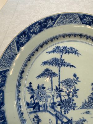 A Chinese blue and white dish with landscape design, Qianlong — photo 3
