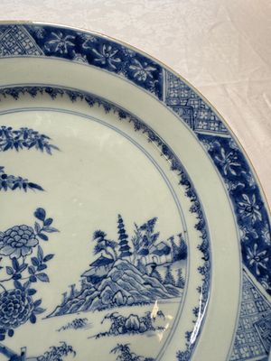 A Chinese blue and white dish with landscape design, Qianlong — photo 4