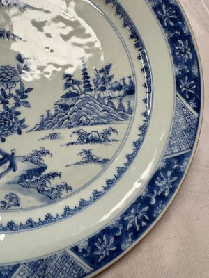 A Chinese blue and white dish with landscape design, Qianlong — photo 5