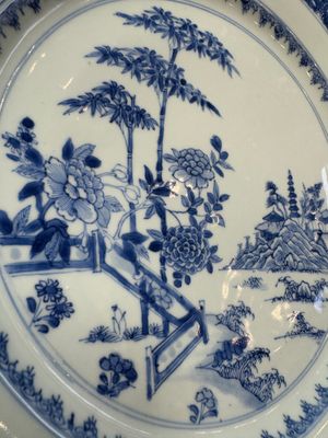 A Chinese blue and white dish with landscape design, Qianlong — photo 6
