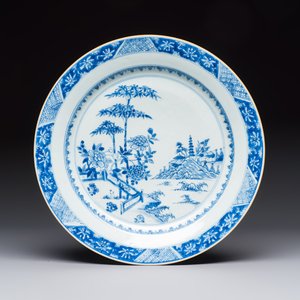 A Chinese blue and white dish with landscape design, Qianlong — photo 1